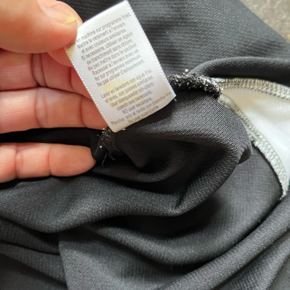 ALO Yoga cool fit  black white performance pull over muscle shirt. Size large